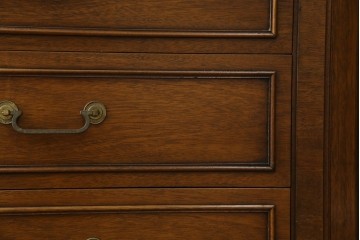 中古　DREXEL HERITAGE(ドレクセルヘリテイジ)　Triune(トライユン)　凛とした佇まいの食器棚　定価約90万円相当　(R-047891)