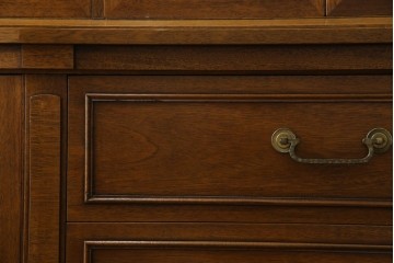 中古　DREXEL HERITAGE(ドレクセルヘリテイジ)　Triune(トライユン)　凛とした佇まいの食器棚　定価約90万円相当　(R-047891)