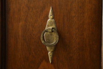 中古　DREXEL HERITAGE(ドレクセルヘリテイジ)　Triune(トライユン)　凛とした佇まいの食器棚　定価約90万円相当　(R-047891)