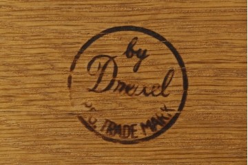 中古　DREXEL HERITAGE(ドレクセルヘリテイジ)　Triune(トライユン)　凛とした佇まいの食器棚　定価約90万円相当　(R-047891)