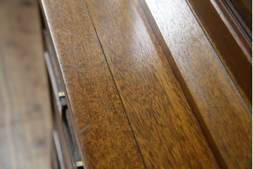 中古　DREXEL HERITAGE(ドレクセルヘリテイジ)　Triune(トライユン)　凛とした佇まいの食器棚　定価約90万円相当　(R-047891)