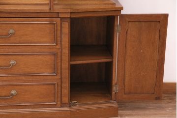 中古　DREXEL HERITAGE(ドレクセルヘリテイジ)　Triune(トライユン)　凛とした佇まいの食器棚(カップボード、キャビネット、飾り棚、戸棚、収納棚、本箱、ブックケース)(定価約90万円)(R-047891)
