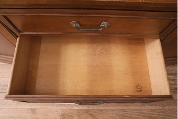 中古　DREXEL HERITAGE(ドレクセルヘリテイジ)　Triune(トライユン)　凛とした佇まいの食器棚(カップボード、キャビネット、飾り棚、戸棚、収納棚、本箱、ブックケース)(定価約90万円)(R-047891)
