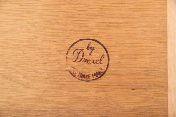 中古　DREXEL HERITAGE(ドレクセルヘリテイジ)　Triune(トライユン)　凛とした佇まいの食器棚(カップボード、キャビネット、飾り棚、戸棚、収納棚、本箱、ブックケース)(定価約90万円)(R-047891)