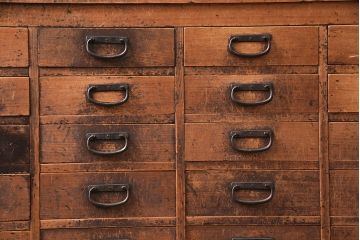和製アンティーク　ヒノキ材製　たっぷりの引き出しで収納上手に!!経年による味わいが魅力の収納棚(戸棚、キャビネット、ガラス戸棚、引き出し)(R-047896)