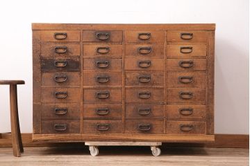 和製アンティーク　ヒノキ材製　たっぷりの引き出しで収納上手に!!経年による味わいが魅力のチェスト(引き出し、小物収納)(R-047898)