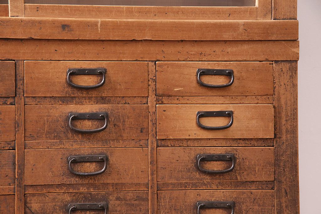 和製アンティーク　ヒノキ材製　たっぷりの引き出しで収納上手に!!経年による味わいが魅力のチェスト(引き出し、小物収納)(R-047898)
