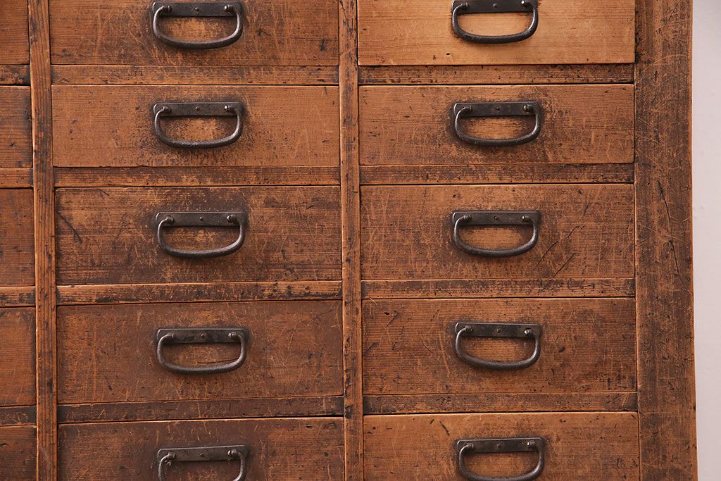 和製アンティーク　ヒノキ材製　たっぷりの引き出しで収納上手に!!経年による味わいが魅力のチェスト(引き出し、小物収納)(R-047898)