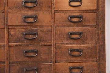 和製アンティーク　ヒノキ材製　たっぷりの引き出しで収納上手に!!経年による味わいが魅力のチェスト(引き出し、小物収納)(R-047898)