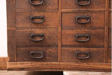 和製アンティーク　ヒノキ材製　たっぷりの引き出しで収納上手に!!経年による味わいが魅力のチェスト(引き出し、小物収納)(R-047898)