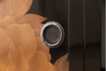 中古　民芸家具　輪島塗　井波唯志作　萩に牡丹　金銀蒔絵　和の風情漂う上質な飾り棚(定価約600万円以上)(茶棚、戸棚、収納棚)(R-047902)