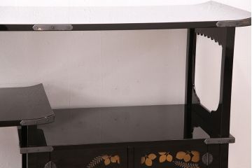 中古　民芸家具　輪島塗　井波唯志作　萩に牡丹　金銀蒔絵　和の風情漂う上質な飾り棚(定価約600万円以上)(茶棚、戸棚、収納棚)(R-047902)