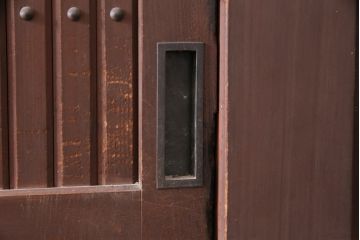 和製アンティーク　前面ヒノキ材・ケヤキ材　上品な和の雰囲気づくりにおすすめな関西水屋箪笥(重ね箪笥、収納棚、戸棚)(R-047906)