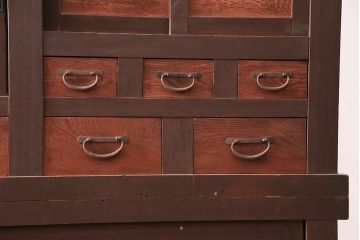 和製アンティーク　前面ヒノキ材・ケヤキ材　上品な和の雰囲気づくりにおすすめな関西水屋箪笥(重ね箪笥、収納棚、戸棚)(R-047906)