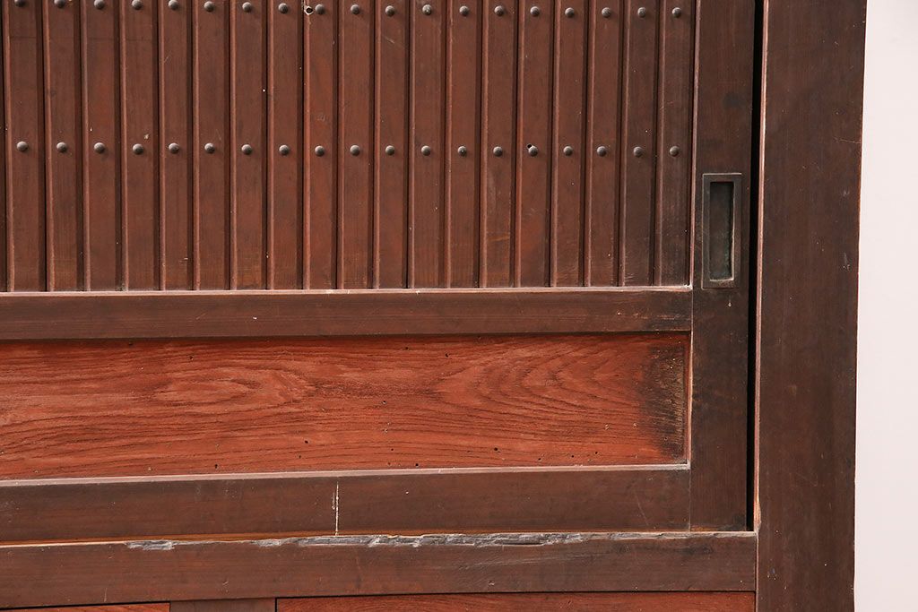 和製アンティーク　前面ヒノキ材・ケヤキ材　上品な和の雰囲気づくりにおすすめな関西水屋箪笥(重ね箪笥、収納棚、戸棚)(R-047906)