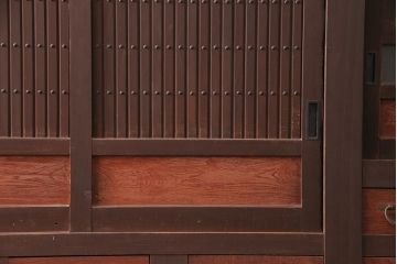 和製アンティーク　前面ヒノキ材・ケヤキ材　関西水屋　上品な和の雰囲気づくりにおすすめな収納棚(水屋箪笥、戸棚、サイドボード)(R-047907)