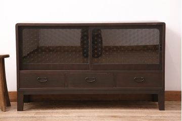 和製アンティーク　ダークな色味が大人っぽい、当店オリジナルの組子入り引き戸の箪笥ローボード(収納棚、戸棚)(R-047910)