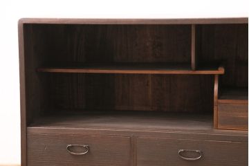 和製アンティーク　ダークな色味が大人っぽい、当店オリジナルの組子入り引き戸の箪笥ローボード(収納棚、戸棚)(R-047910)
