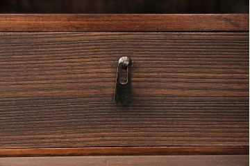 和製アンティーク　ダークな色味が大人っぽい、当店オリジナルの組子入り引き戸の箪笥ローボード(収納棚、戸棚)(R-047910)