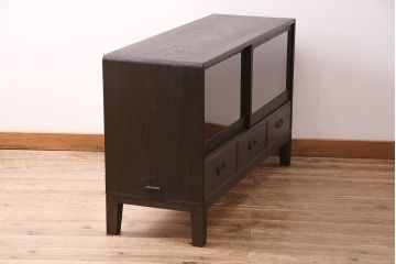 和製アンティーク　ダークな色味が大人っぽい、当店オリジナルの組子入り引き戸の箪笥ローボード(収納棚、戸棚)(R-047910)