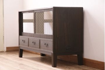 和製アンティーク　ダークな色味が大人っぽい、当店オリジナルの組子入り引き戸の箪笥ローボード(収納棚、戸棚)(R-047910)