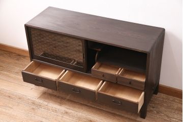 和製アンティーク　ダークな色味が大人っぽい、当店オリジナルの組子入り引き戸の箪笥ローボード(収納棚、戸棚)(R-047910)