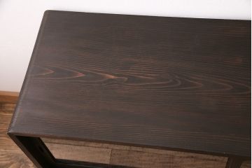 和製アンティーク　ダークな色味が大人っぽい、当店オリジナルの組子入り引き戸の箪笥ローボード(収納棚、戸棚)(R-047910)