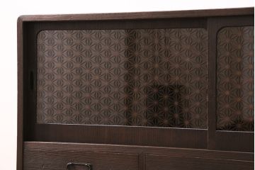 和製アンティーク　ダークな色味が大人っぽい、当店オリジナルの組子入り引き戸の箪笥ローボード(収納棚、戸棚)(R-047910)
