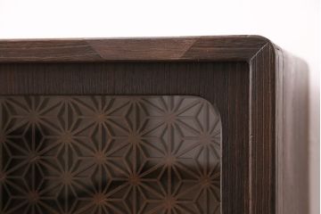 和製アンティーク　ダークな色味が大人っぽい、当店オリジナルの組子入り引き戸の箪笥ローボード(収納棚、戸棚)(R-047910)