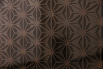 和製アンティーク　ダークな色味が大人っぽい、当店オリジナルの組子入り引き戸の箪笥ローボード(収納棚、戸棚)(R-047910)