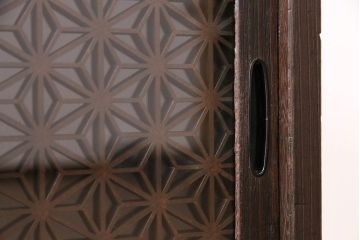 和製アンティーク　ダークな色味が大人っぽい、当店オリジナルの組子入り引き戸の箪笥ローボード(収納棚、戸棚)(R-047910)