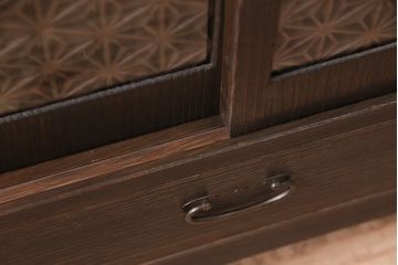 和製アンティーク　ダークな色味が大人っぽい、当店オリジナルの組子入り引き戸の箪笥ローボード(収納棚、戸棚)(R-047910)