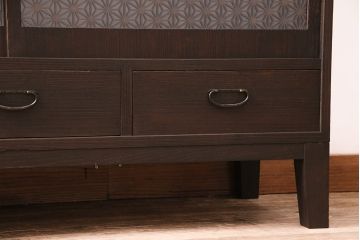 和製アンティーク　ダークな色味が大人っぽい、当店オリジナルの組子入り引き戸の箪笥ローボード(収納棚、戸棚)(R-047910)