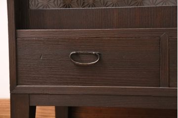 和製アンティーク　ダークな色味が大人っぽい、当店オリジナルの組子入り引き戸の箪笥ローボード(収納棚、戸棚)(R-047910)