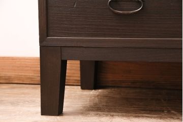 和製アンティーク　ダークな色味が大人っぽい、当店オリジナルの組子入り引き戸の箪笥ローボード(収納棚、戸棚)(R-047910)