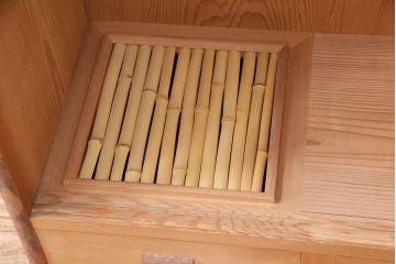 中古　民芸家具　杉材・桜皮　網代引戸が目を引く、手の込んだ造りが魅力の置き水屋(置水屋、茶水屋、茶道具、戸棚)(R-047931)