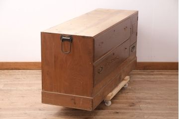 和製アンティーク　ニレ材の杢目が楽しめる凝った作りのローチェスト(時代箪笥、タンス、引き出し)(R-047940)
