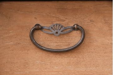 和製アンティーク　ニレ材の杢目が楽しめる凝った作りのローチェスト(時代箪笥、タンス、引き出し)(R-047940)
