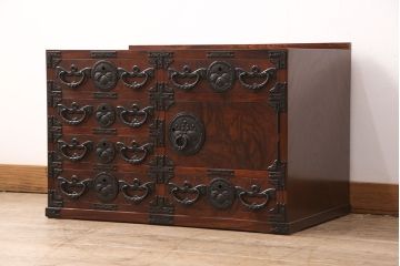 中古　ダイナミックな木目と豪華な金具が魅力的な岩谷堂の衣装タンス(和タンス、引き出し、チェスト、テレビ台)(R-047942)