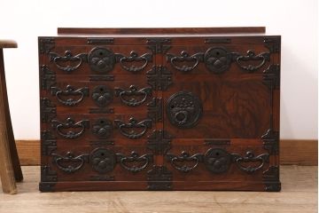 中古　ダイナミックな木目と豪華な金具が魅力的な岩谷堂の衣装タンス(和タンス、引き出し、チェスト、テレビ台)(R-047942)