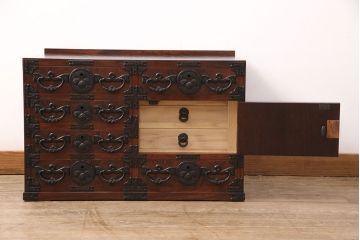 中古　ダイナミックな木目と豪華な金具が魅力的な岩谷堂の衣装タンス(和タンス、引き出し、チェスト、テレビ台)(R-047942)