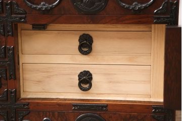 中古　ダイナミックな木目と豪華な金具が魅力的な岩谷堂の衣装タンス(和タンス、引き出し、チェスト、テレビ台)(R-047942)