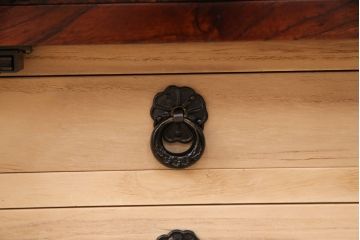 中古　ダイナミックな木目と豪華な金具が魅力的な岩谷堂の衣装タンス(和タンス、引き出し、チェスト、テレビ台)(R-047942)