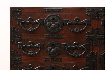 中古　ダイナミックな木目と豪華な金具が魅力的な岩谷堂の衣装タンス(和タンス、引き出し、チェスト、テレビ台)(R-047942)