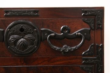 中古　ダイナミックな木目と豪華な金具が魅力的な岩谷堂の衣装タンス(和タンス、引き出し、チェスト、テレビ台)(R-047942)