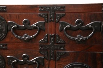 中古　ダイナミックな木目と豪華な金具が魅力的な岩谷堂の衣装タンス(和タンス、引き出し、チェスト、テレビ台)(R-047942)