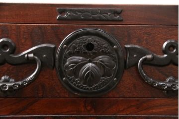 中古　ダイナミックな木目と豪華な金具が魅力的な岩谷堂の衣装タンス(和タンス、引き出し、チェスト、テレビ台)(R-047942)