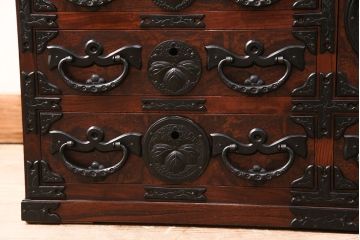 中古　ダイナミックな木目と豪華な金具が魅力的な岩谷堂の衣装タンス(和タンス、引き出し、チェスト、テレビ台)(R-047942)