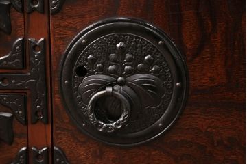 中古　ダイナミックな木目と豪華な金具が魅力的な岩谷堂の衣装タンス(和タンス、引き出し、チェスト、テレビ台)(R-047942)