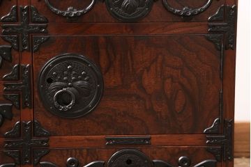 中古　ダイナミックな木目と豪華な金具が魅力的な岩谷堂の衣装タンス(和タンス、引き出し、チェスト、テレビ台)(R-047942)